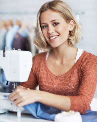 jeune femme en train de coudre